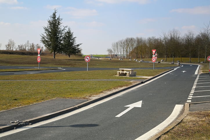 Une aire d'autoroute