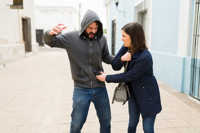 Un couple en pleine dispute dans la rue