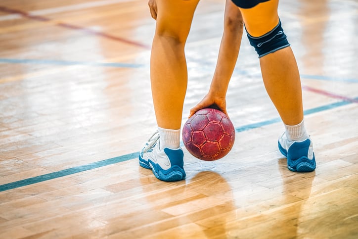 Une personne tient un ballon de handball