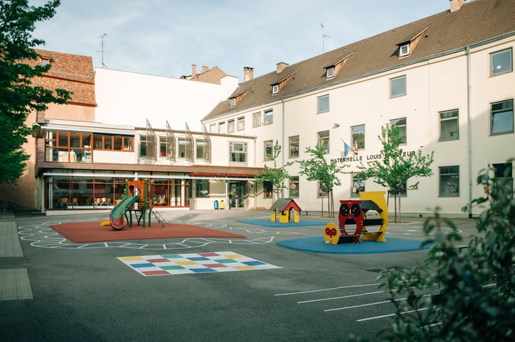 La cour de r&eacute;cr&eacute;ation d'une &eacute;cole