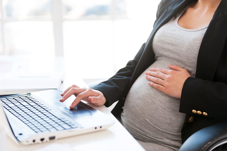 Une femme enceinte en train de t&eacute;l&eacute;travailler &agrave; domicile