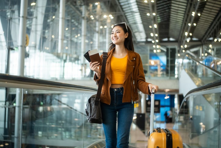 Une femme dans un a&eacute;roport