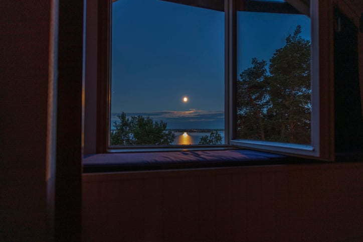 Une fen&ecirc;tre ouverte la nuit