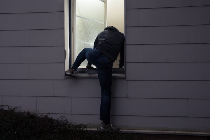 Un cambrioleur entre dans une maison par la fen&ecirc;tre
