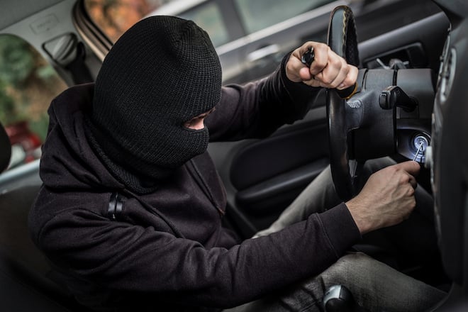 Un homme vole une voiture