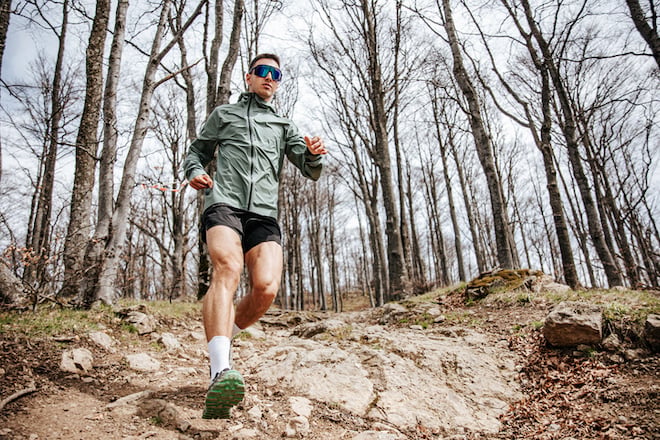 Un homme fait un trail