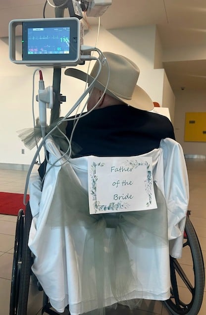 John, le p&egrave;re de la mari&eacute;e 