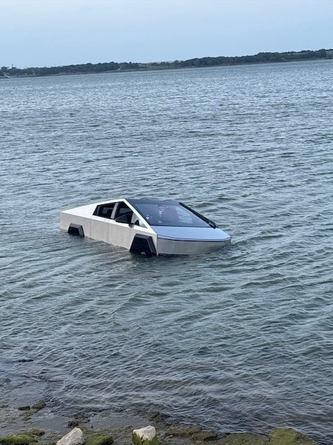 Photo montrant le Tesla Cybertruck dans le lac 