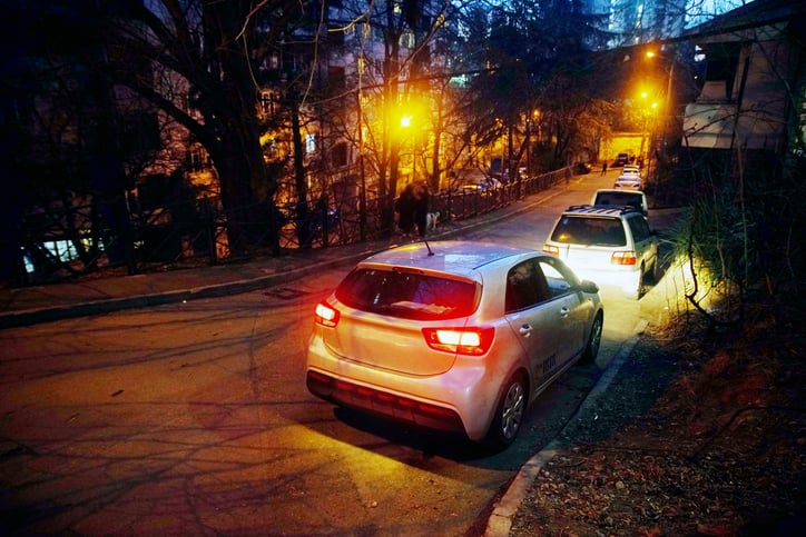 Une voiture freine dans une rue