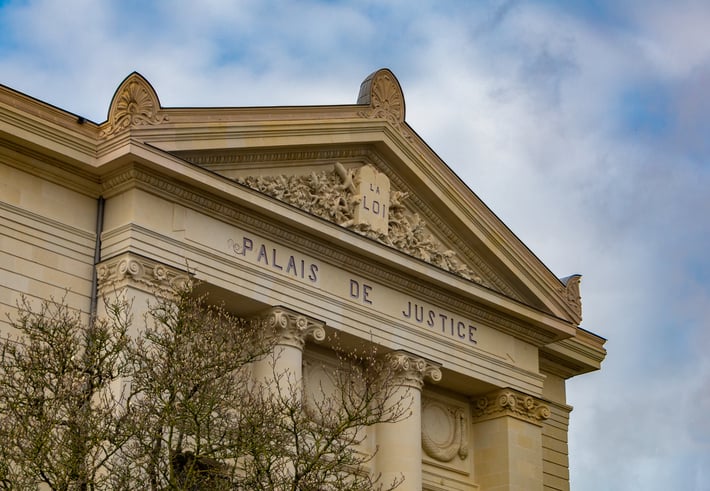 Fa&ccedil;ade d'un palais de justice fran&ccedil;ais