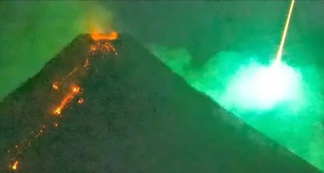 La m&eacute;t&eacute;orite en train de passer au-dessus du volcan Mayon, aux Philippines 
