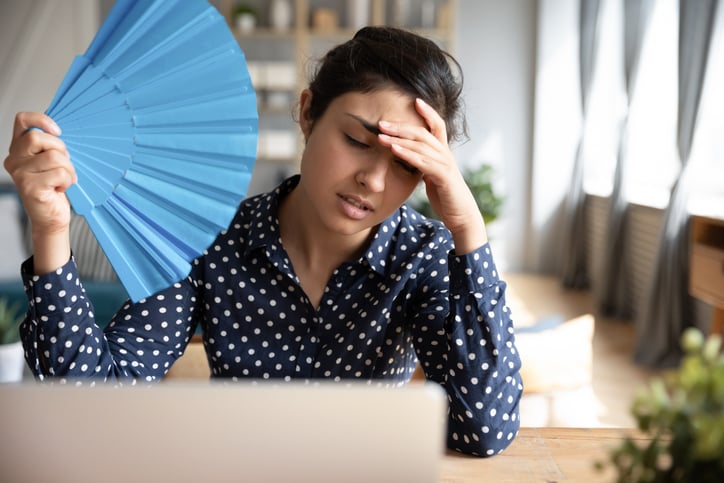 Une femme utilise un &eacute;ventail