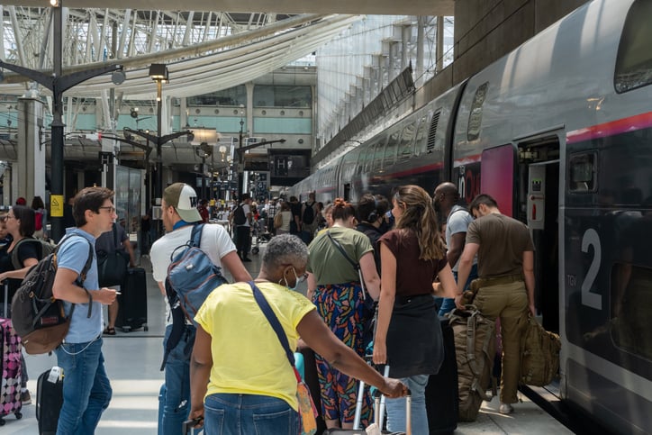 Passagers d'un TGV &agrave; quai