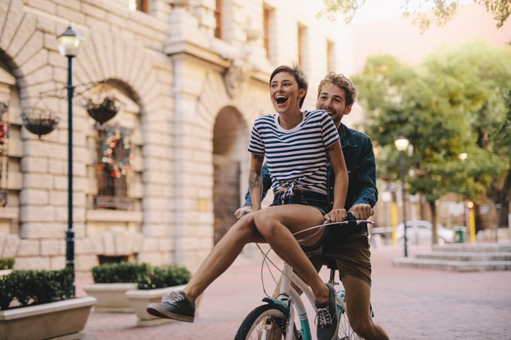 Un couple heureux dans la rue
