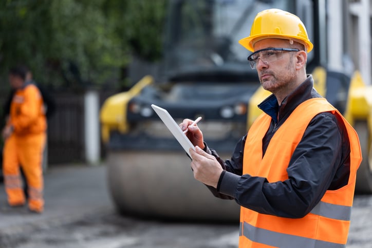 Un homme travaille sur un chantier