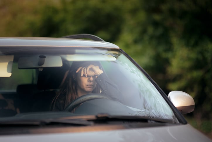 Une femme triste dans une voiture