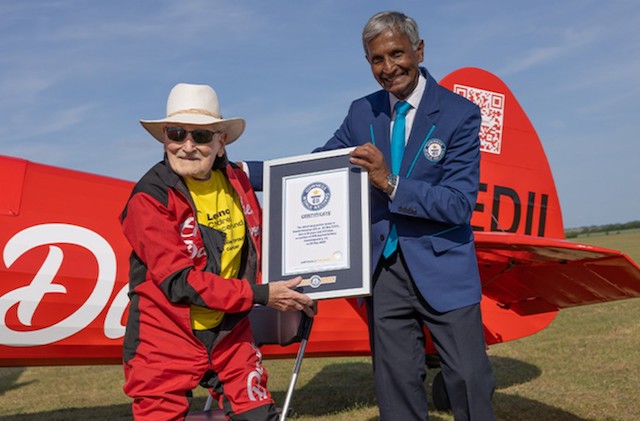 Harry Heasman et un repr&eacute;sentant du Guinness World Records 