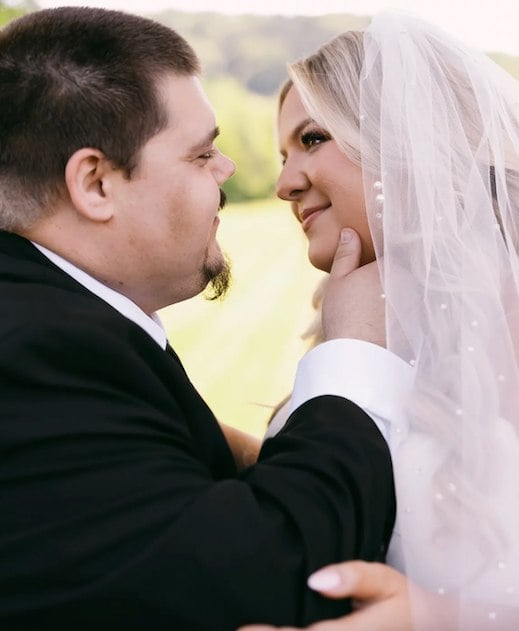 Shelby Crawford et son &eacute;poux Corey le jour de leur mariage 