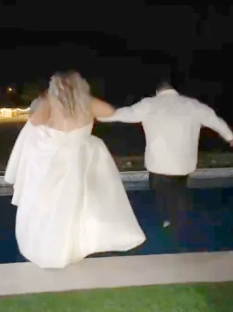 Les mari&eacute;s en train de sauter dans la piscine
