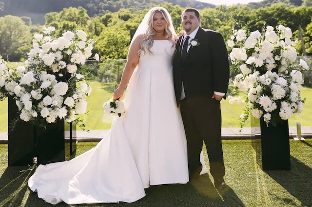 Shelby Crawford et son &eacute;poux Corey le jour de leur mariage 
