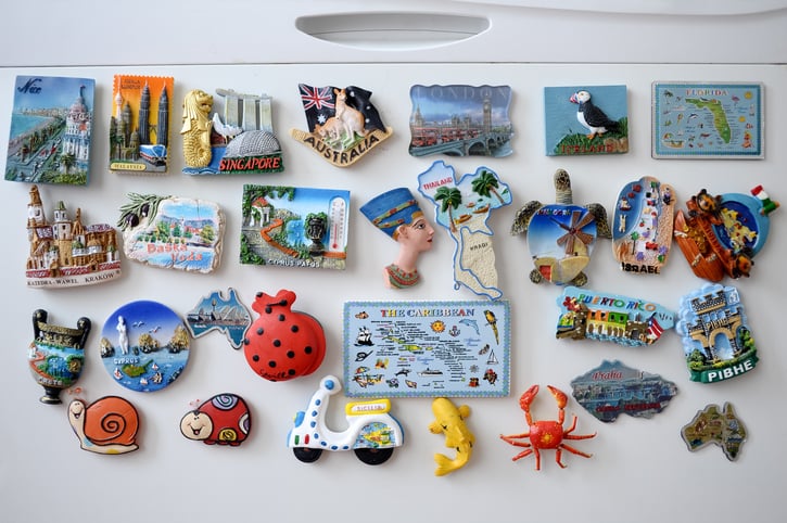 Des magnets sur un frigo