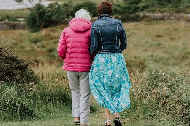 Une femme &acirc;g&eacute;e et une femme d'&acirc;ge m&ucirc;re, en train de marcher dans la nature