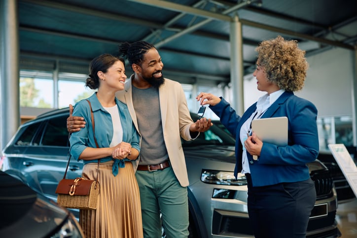 Un couple ach&egrave;te une nouvelle voiture