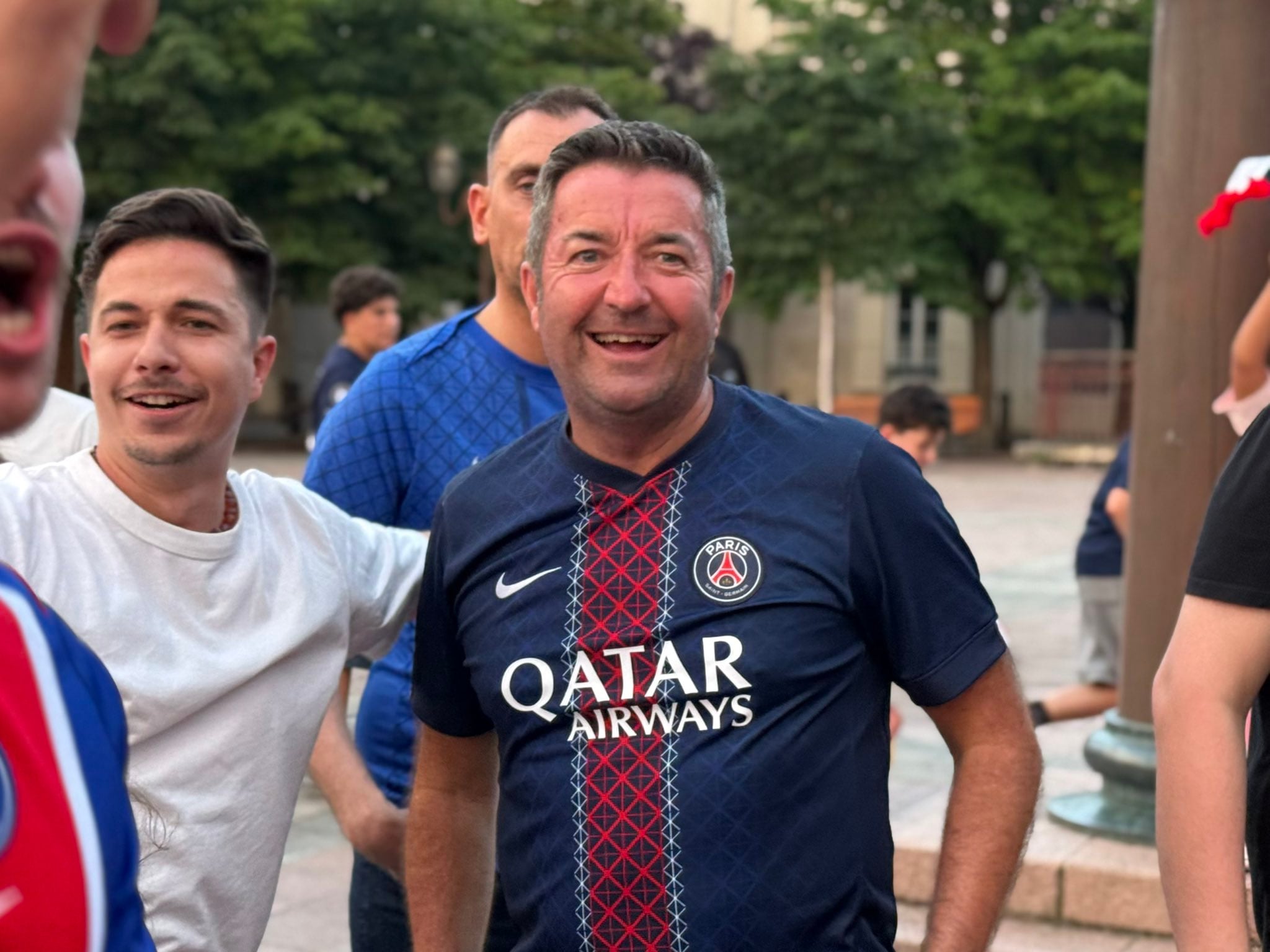 Le d&eacute;put&eacute; EPR Karl Olive, portant le maillot du PSG