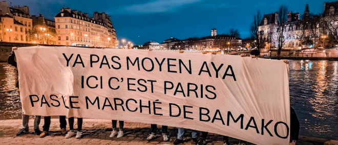 La banderole raciste