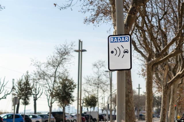 Panneau indiquant la pr&eacute;sence d'un radar
