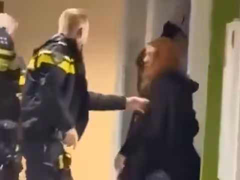 Un policier n&eacute;erlandais attrapant une femme enceinte par le bras, le 19 mai 