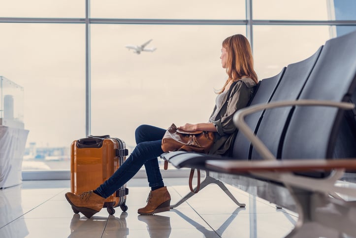Une femme attend dans un a&eacute;roport