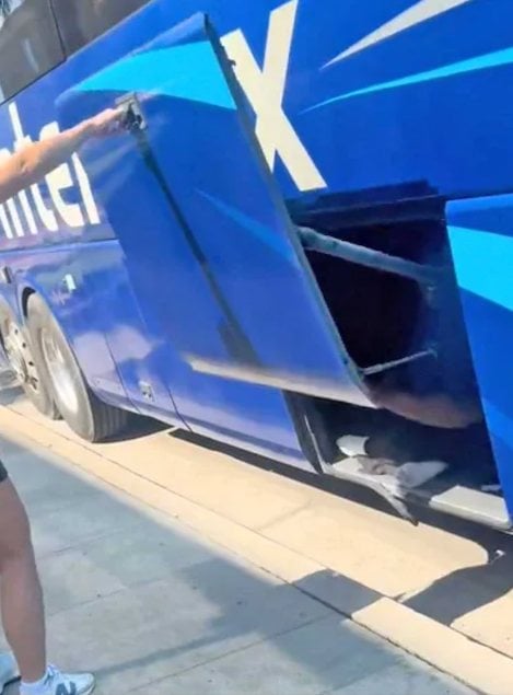 La jeune femme en train d'ouvrir la soute &agrave; bagages du bus 