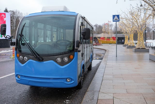 Un bus bleu stationn&eacute; 