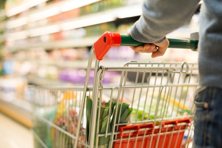 Une personne fait ses courses au supermarch&eacute;