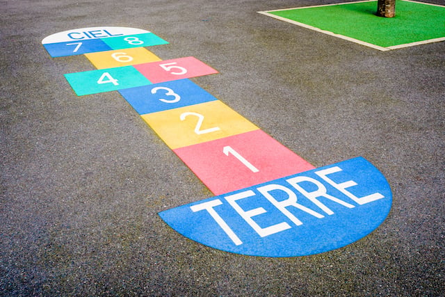  Un marelle multicolore peint sur le sol d&rsquo;une cour d&rsquo;&eacute;cole fran&ccedil;aise