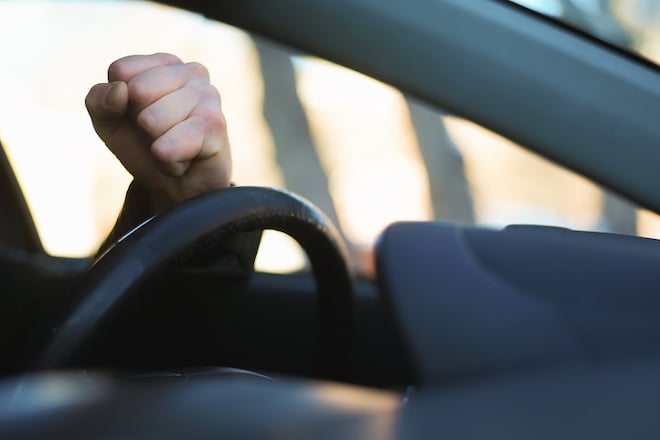 Un automobiliste serre le poing