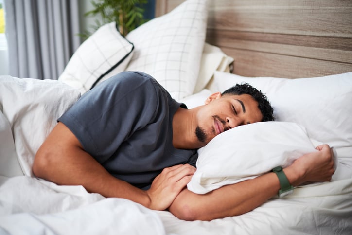 Un homme dort