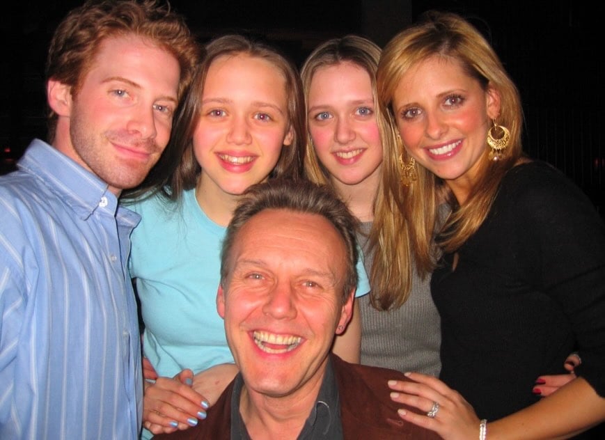 Une photo de groupe avec Anthony Head et Sarah Michelle Gellar