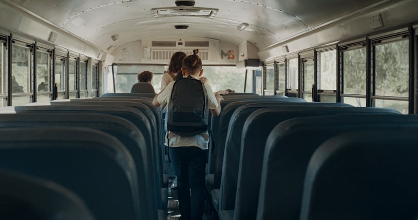 Des enfants dans un bus