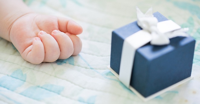 Cadeau de naissance personnalisé : + de 50 idées de cadeaux sympas ✌️