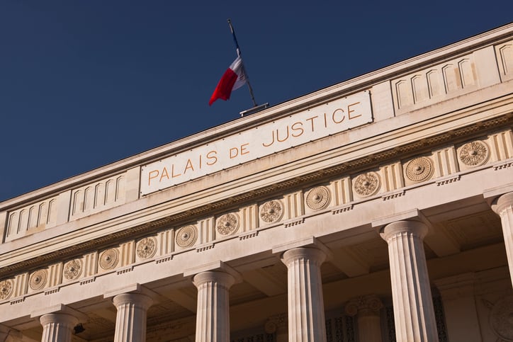 Fa&ccedil;ade d'un palais de justice fran&ccedil;ais