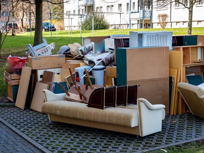 Mobilier jet&eacute; dans la rue