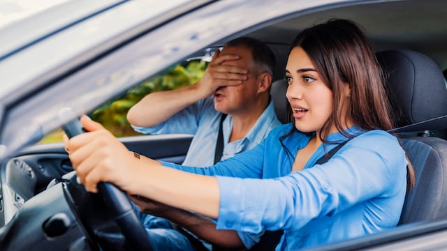 Un moniteur d'auto-&eacute;cole qui ferme les yeux pendant une le&ccedil;on de conduite