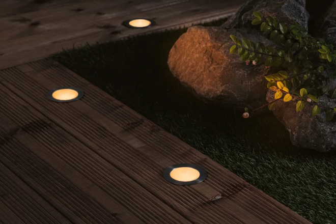 Des lumi&egrave;res dans un jardin