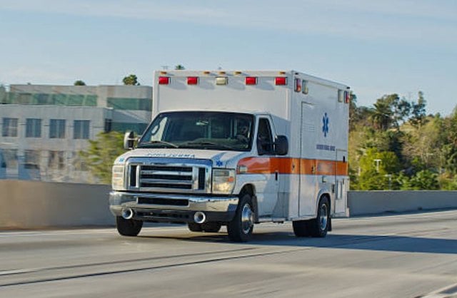 Une ambulance en route vers l'h&ocirc;pital