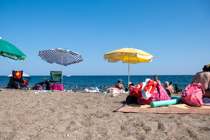 Des parasols sur une plage