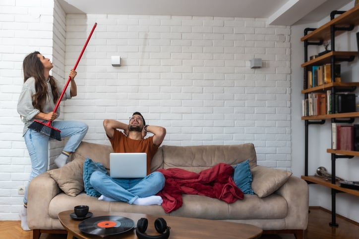 Un couple exc&eacute;d&eacute; par le bruit que font ses voisins du dessus