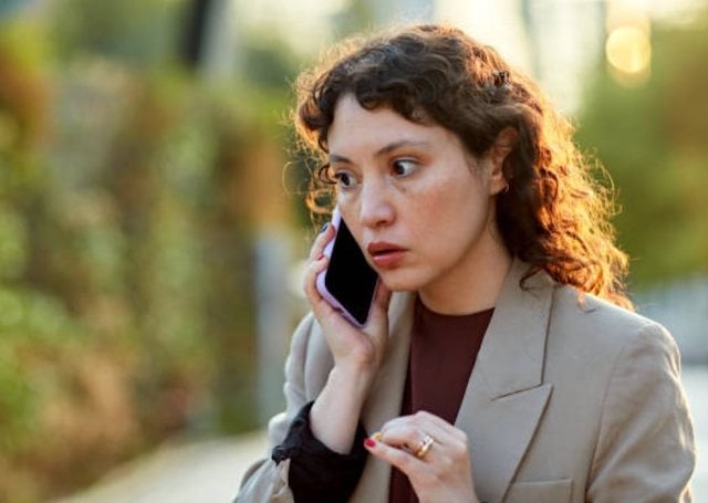 Une femme soucieuse au t&eacute;l&eacute;phone