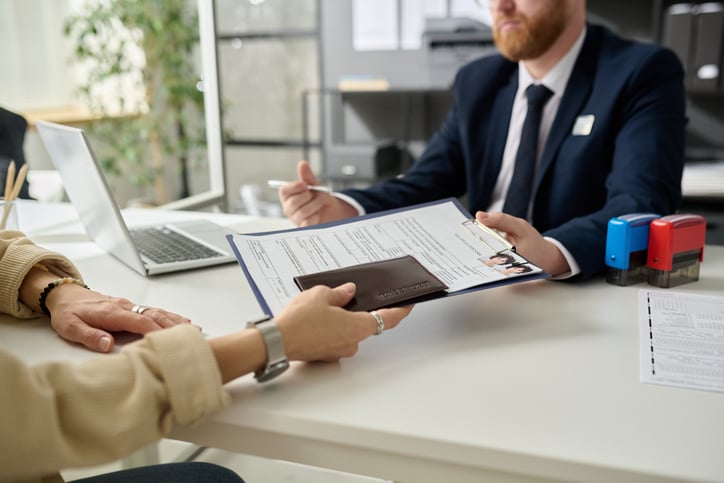 Un fonctionnaire recevant une personne sans emploi